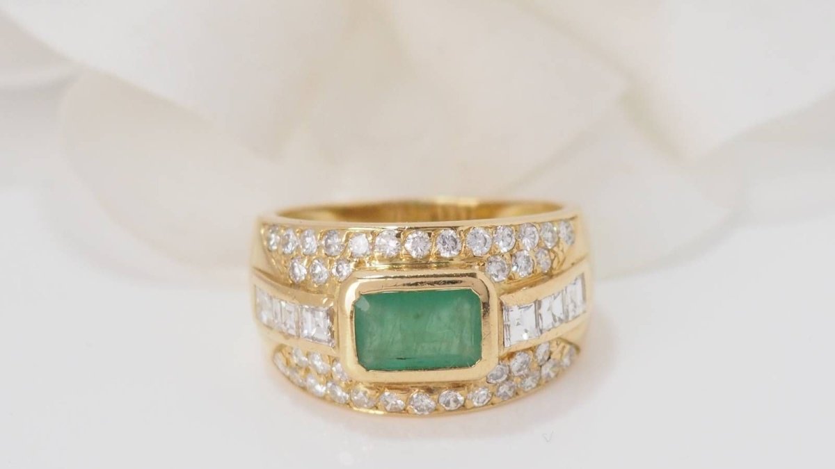 Bague Jonc en or jaune, émeraude et diamants