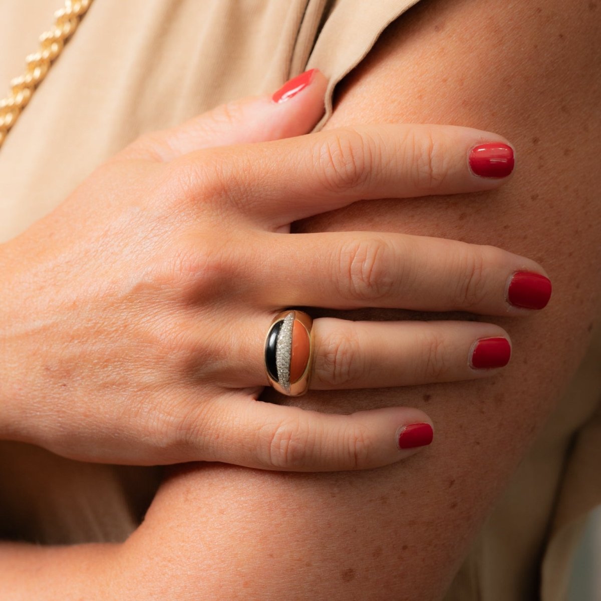 Bague Jonc en or jaune, onyx, corail et diamants - Castafiore