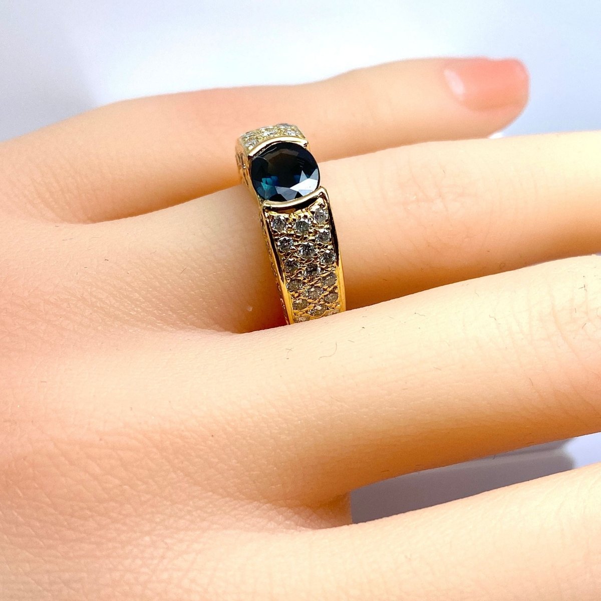 Bague jonc en or jaune, saphir et diamants - Castafiore