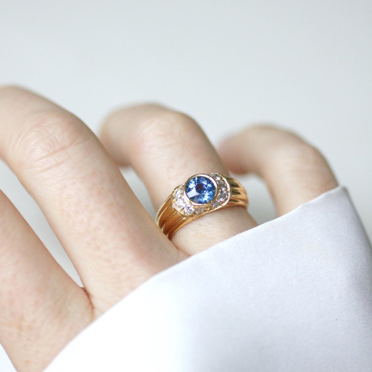 Bague jonc en or jaune, saphir, et diamants - Castafiore