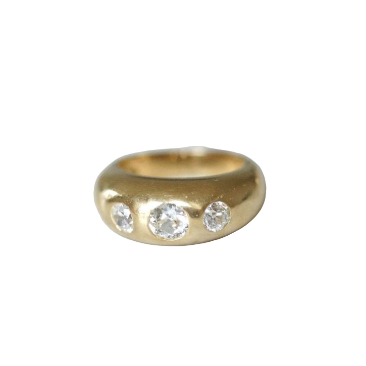 Bague jonc or jaune et trois diamants - Castafiore