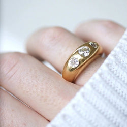 Bague jonc or jaune et trois diamants - Castafiore