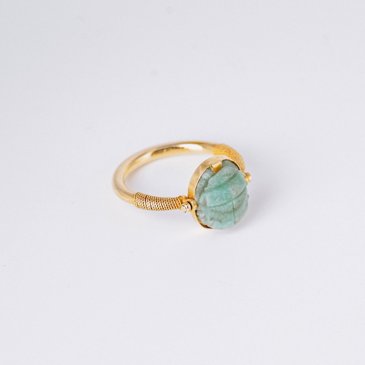 Bague Jonc scarabée en or jaune et jade - Castafiore