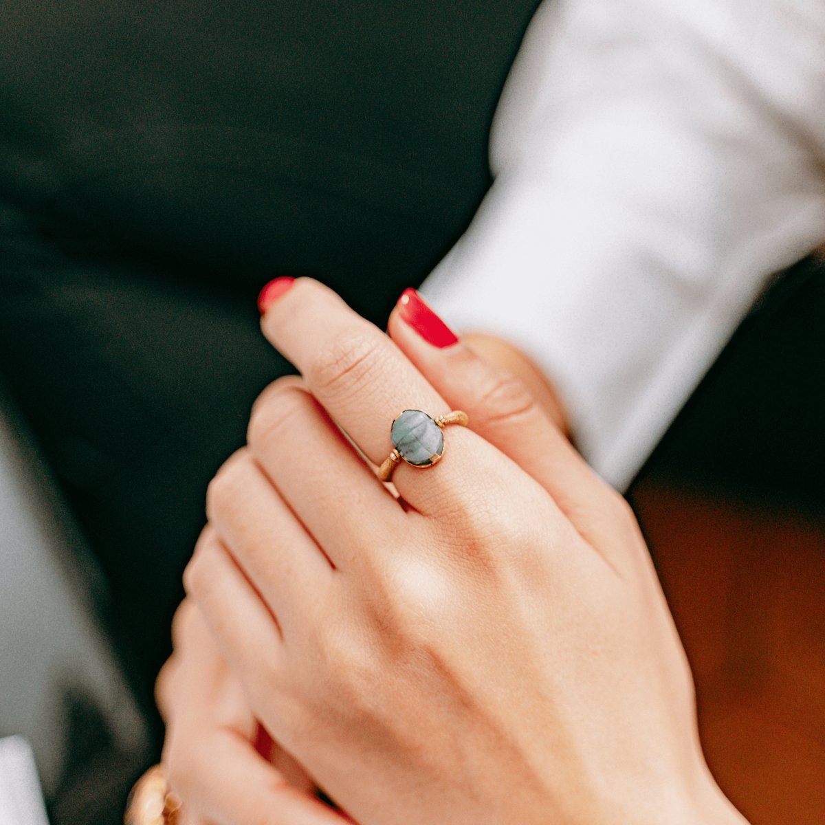 Bague Jonc scarabée en or jaune et jade - Castafiore
