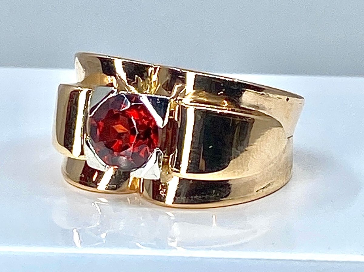 Bague jonc Tank en or 18 carats ornée d’une pierre rouge - Castafiore