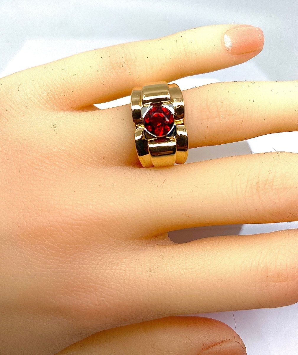 Bague jonc Tank en or 18 carats ornée d’une pierre rouge - Castafiore