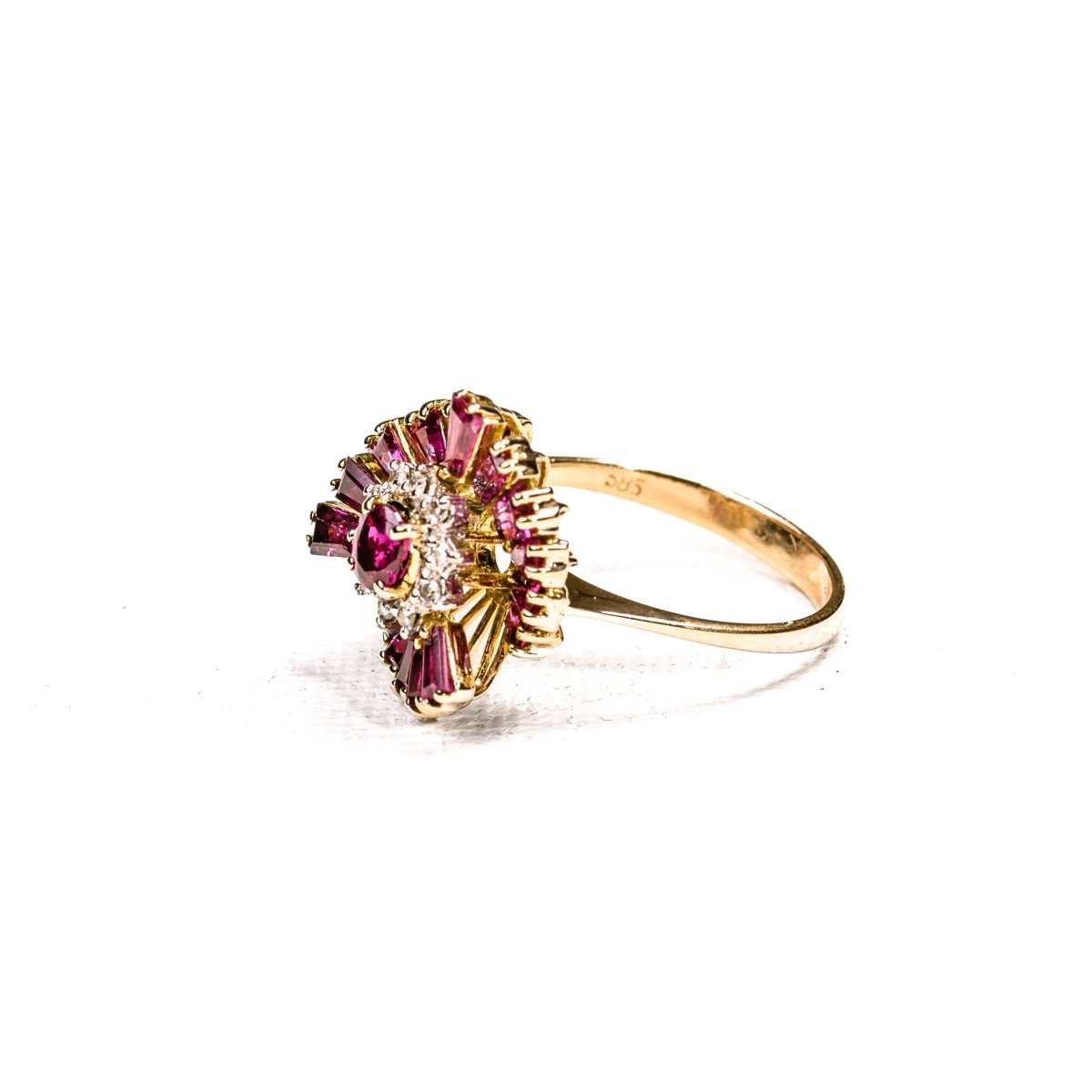 Bague Jupe en or jaune, rubis et diamants - Castafiore