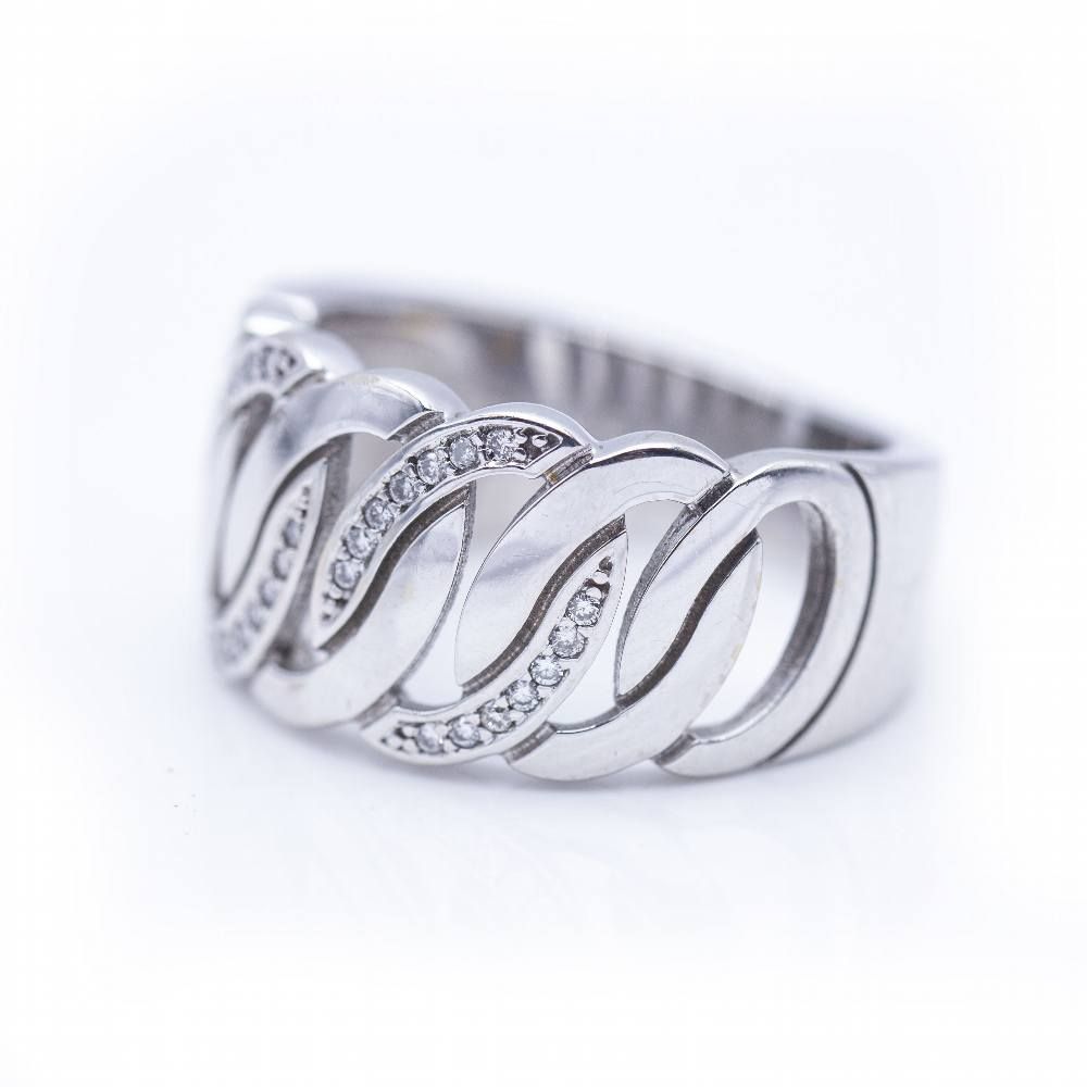 Bague large en or blanc avec diamants.