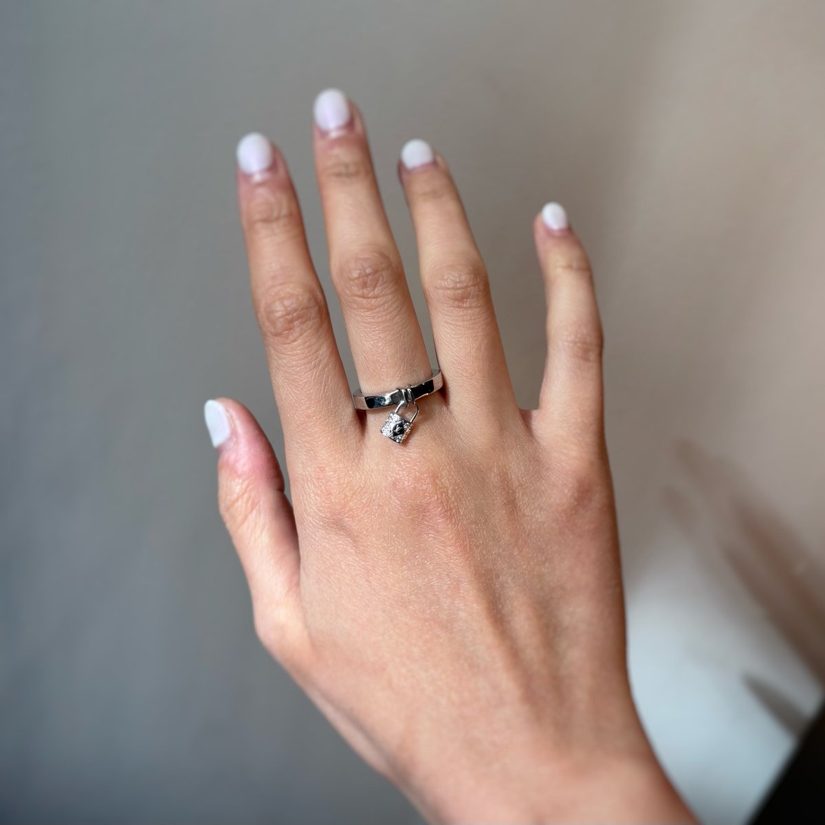 Bague LOUIS VUITTON "Lockit" en or blanc et diamants - Castafiore