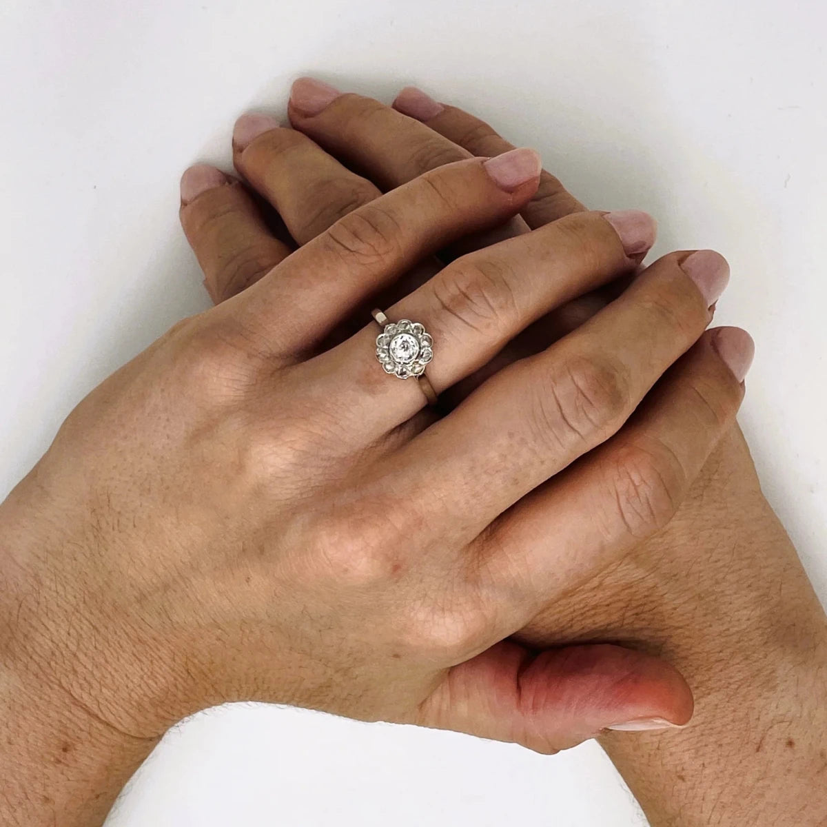 Bague marguerite ancienne diamants en or deux tons et platine - Castafiore