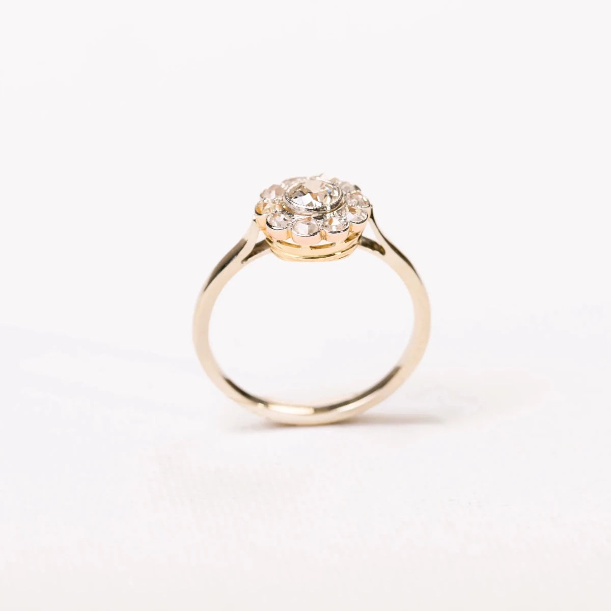 Bague marguerite ancienne diamants en or deux tons et platine - Castafiore