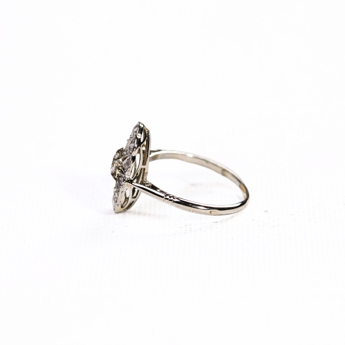Bague marguerite ancienne diamants et or blanc - Castafiore
