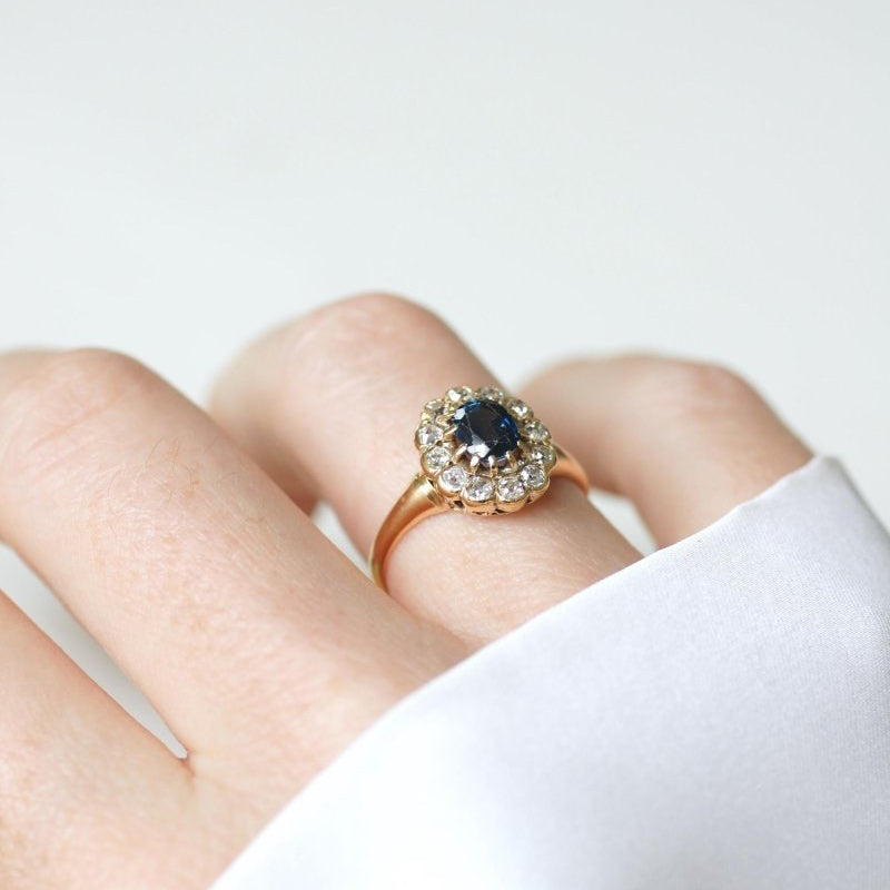 Bague Marguerite Ancienne Saphir 0,85 Cts et Diamants sur Or jaune - Castafiore