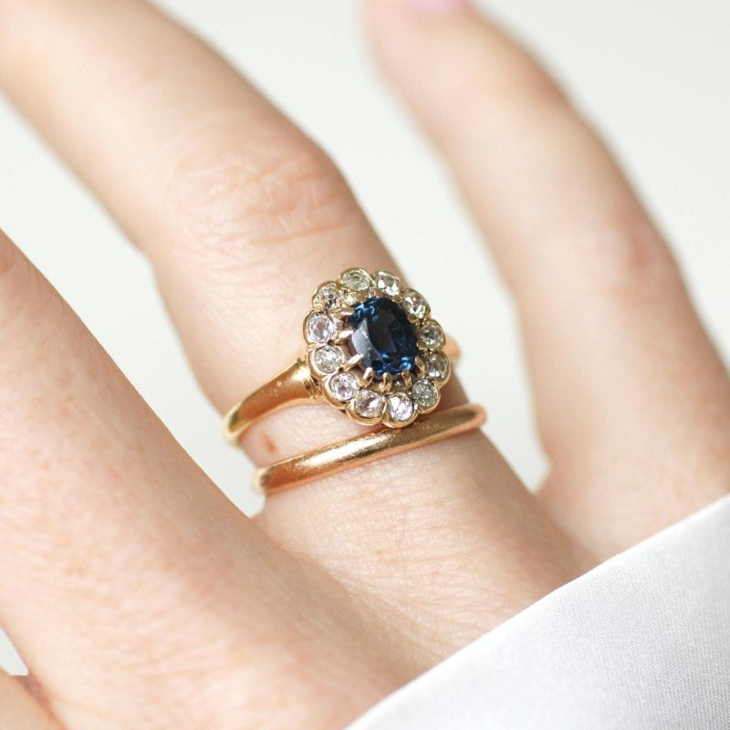 Bague Marguerite Ancienne Saphir 0,85 Cts et Diamants sur Or jaune - Castafiore