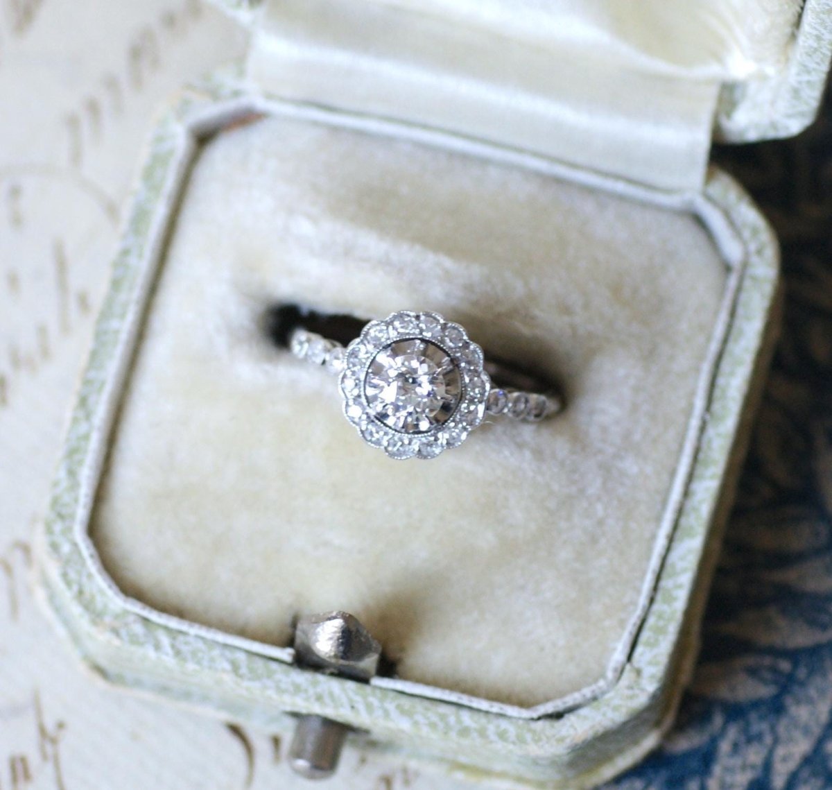 Bague Marguerite Art Deco Diamants sur Platine - Castafiore