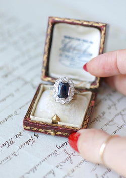 Bague Marguerite Art Déco Saphir 3,00 Cts & Diamants - Castafiore