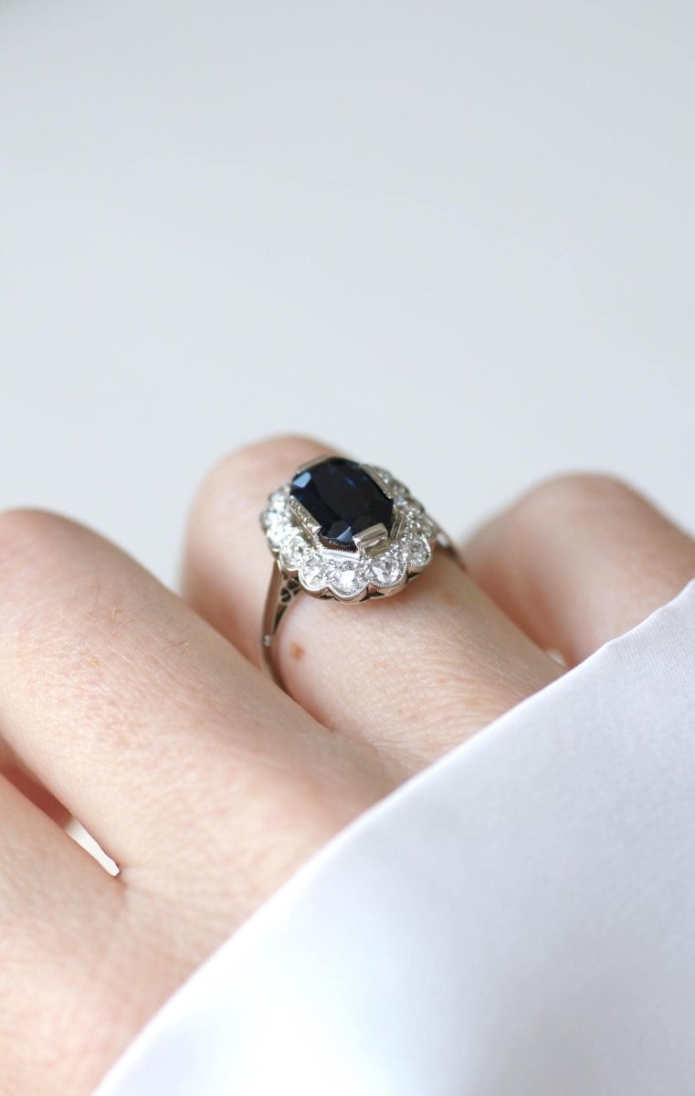 Bague Marguerite Art Déco Saphir 3,00 Cts & Diamants - Castafiore