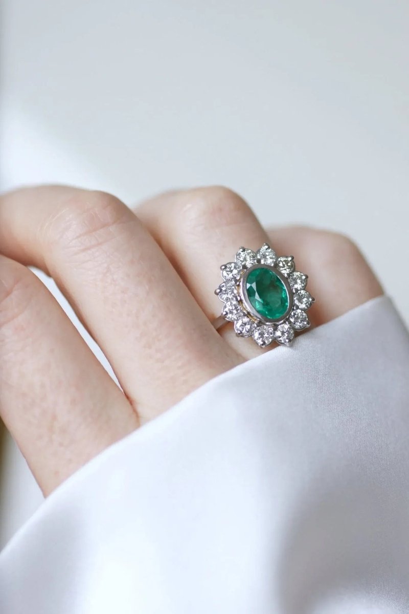 Bague marguerite Emeraude 1.60 Cts et diamants - Castafiore