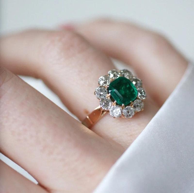 Bague marguerite émeraude colombienne et diamants - Castafiore