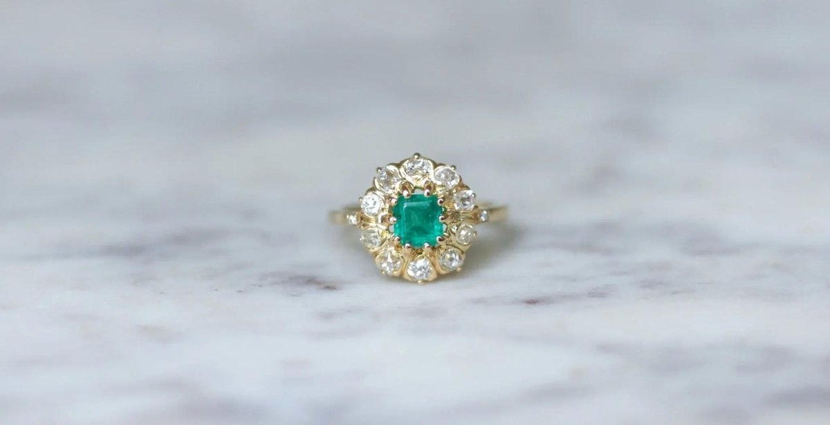 Bague marguerite émeraude et diamants - Castafiore
