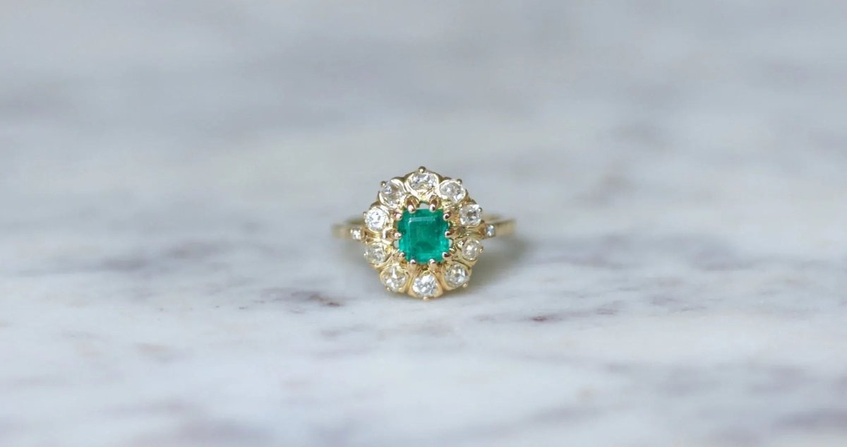 Bague marguerite émeraude et diamants - Castafiore