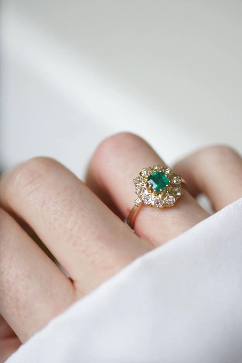 Bague marguerite émeraude et diamants - Castafiore