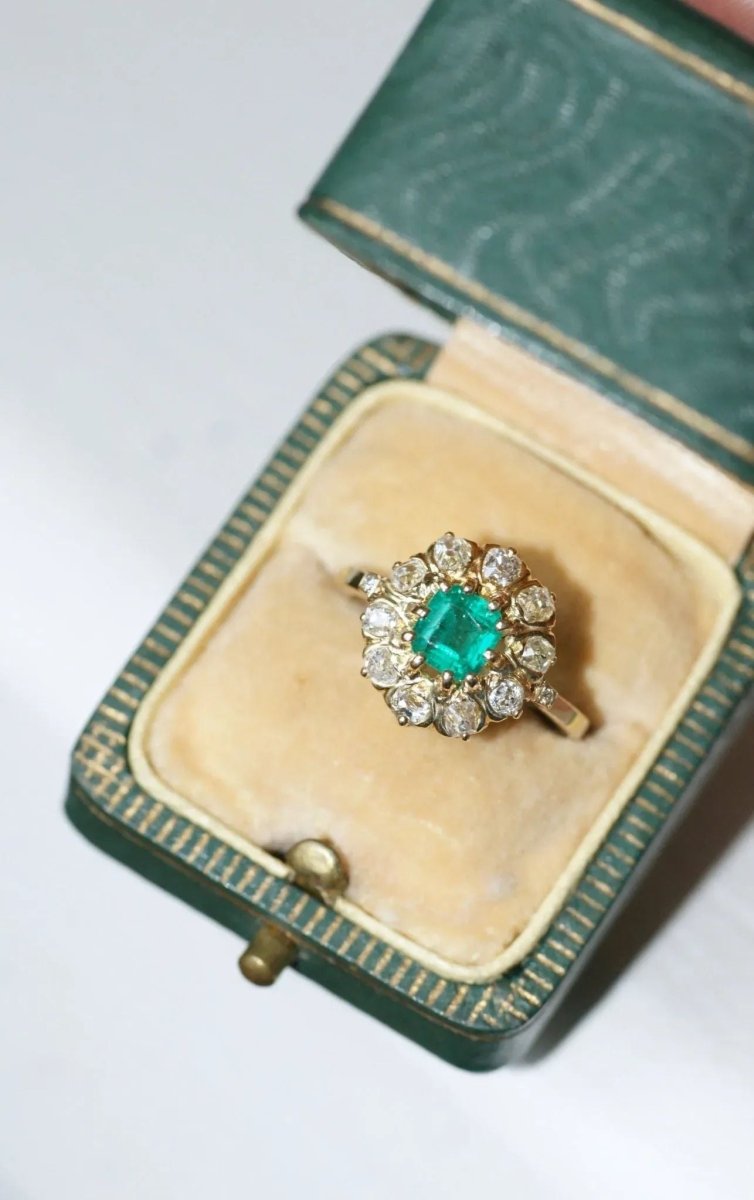 Bague marguerite émeraude et diamants - Castafiore