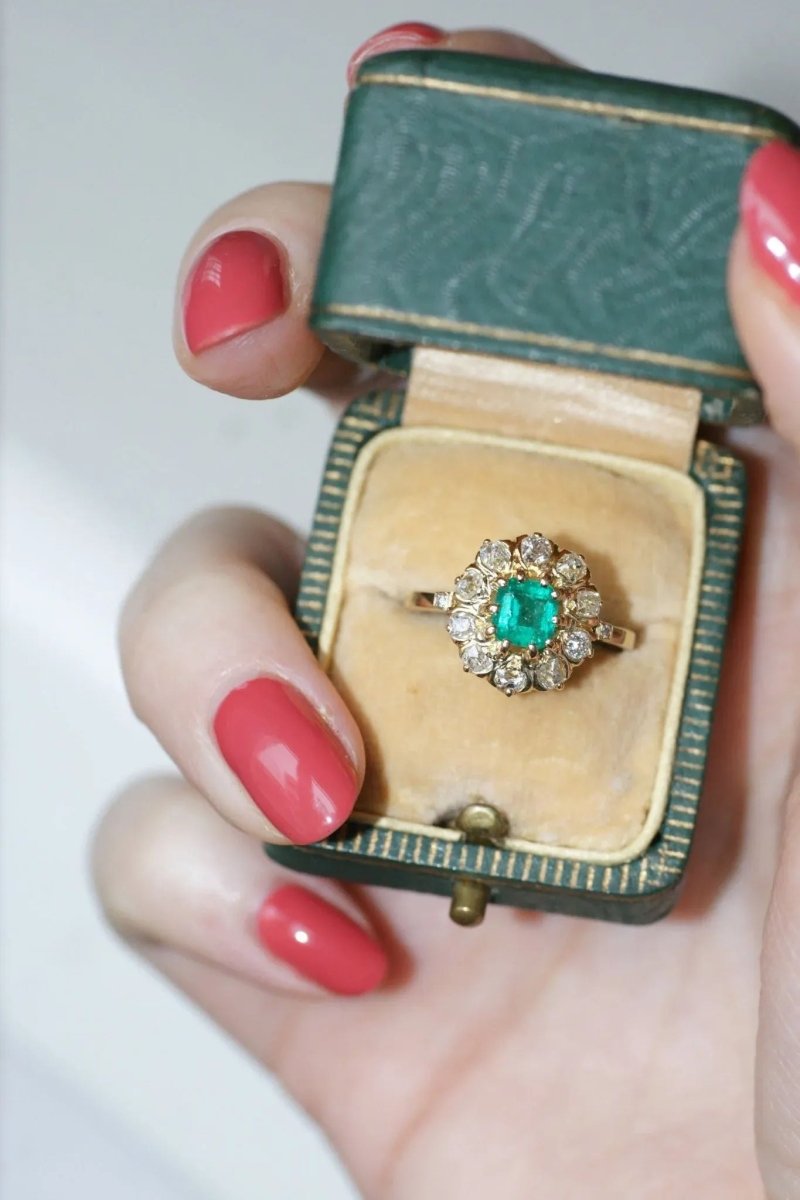 Bague marguerite émeraude et diamants - Castafiore