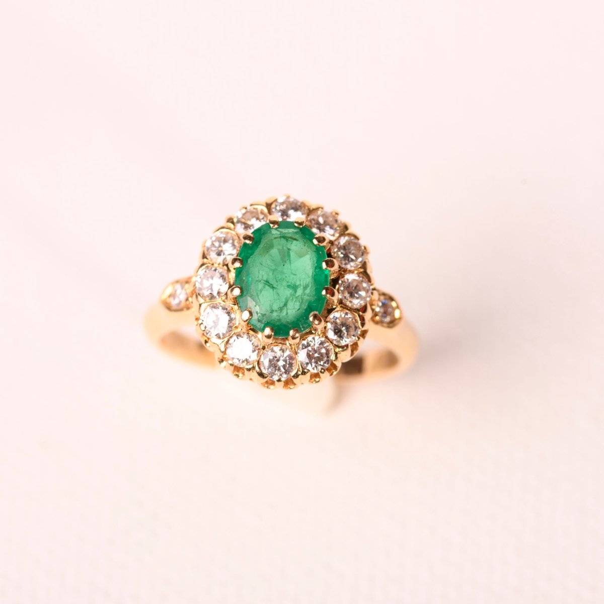 Bague marguerite émeraude et diamants en or jaune - Castafiore