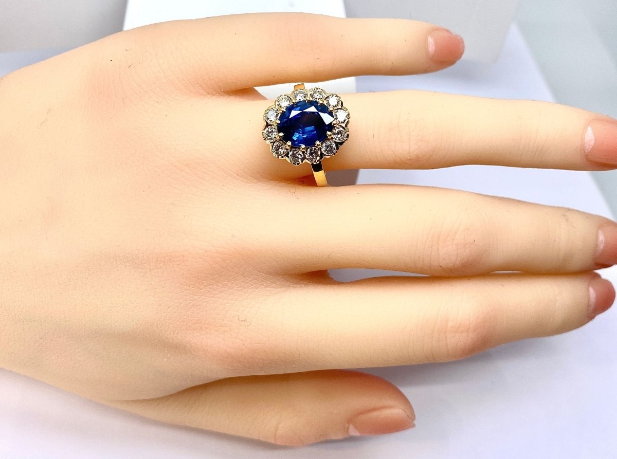 Bague marguerite en or 18 carats, saphir 3,50 carats et diamants - Castafiore