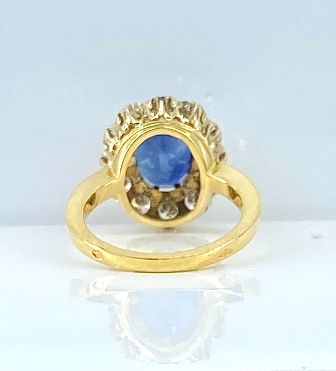 Bague marguerite en or 18 carats, saphir 3,50 carats et diamants - Castafiore