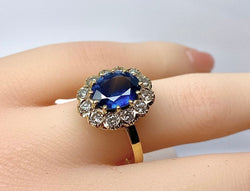 Bague marguerite en or 18 carats, saphir 3,50 carats et diamants - Castafiore