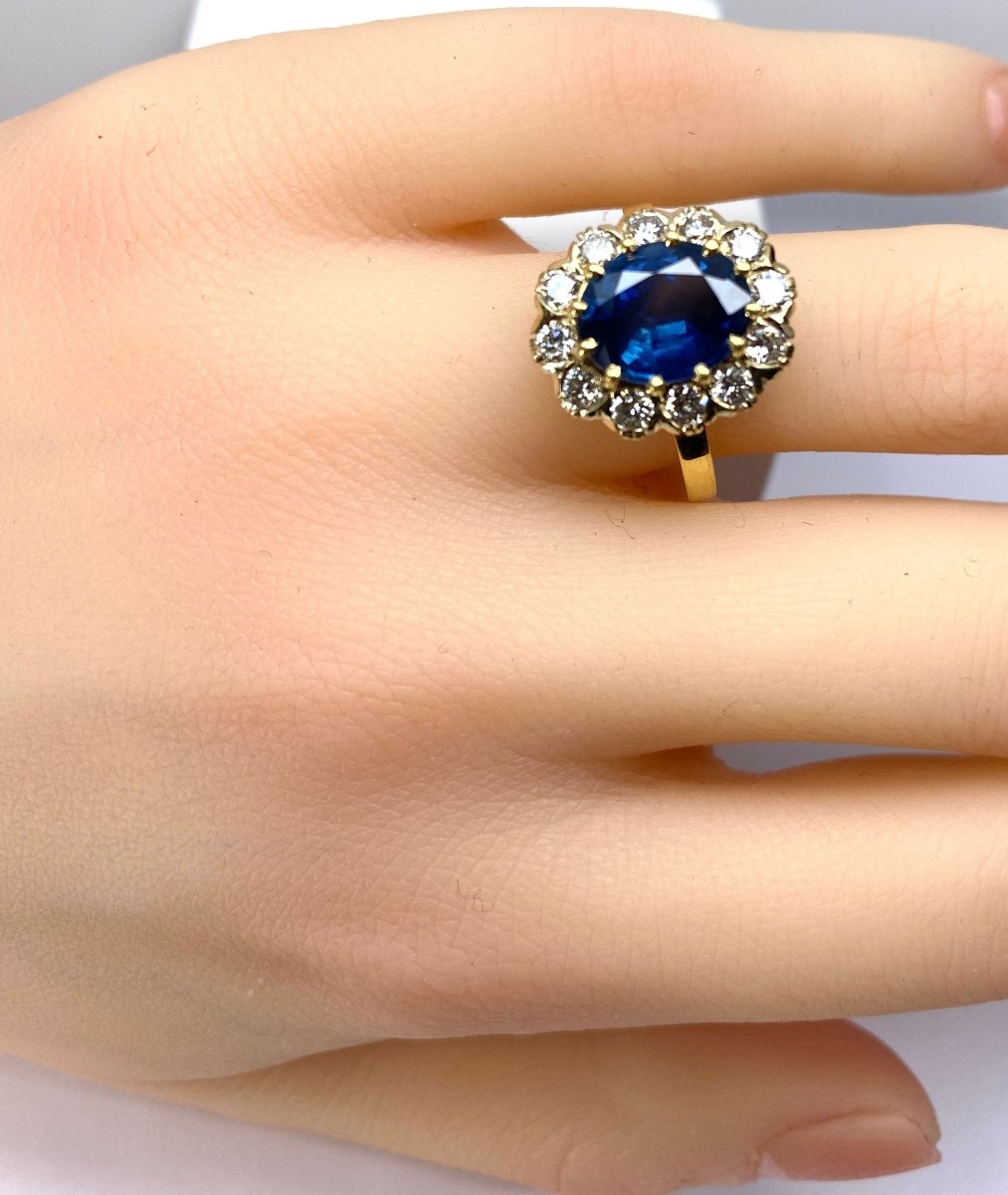 Bague marguerite en or 18 carats, saphir 3,50 carats et diamants - Castafiore