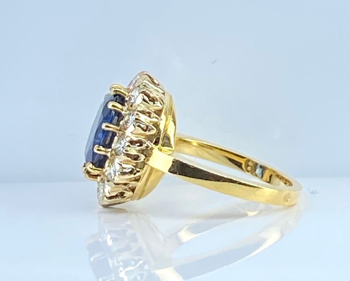 Bague marguerite en or 18 carats, saphir 3,50 carats et diamants - Castafiore