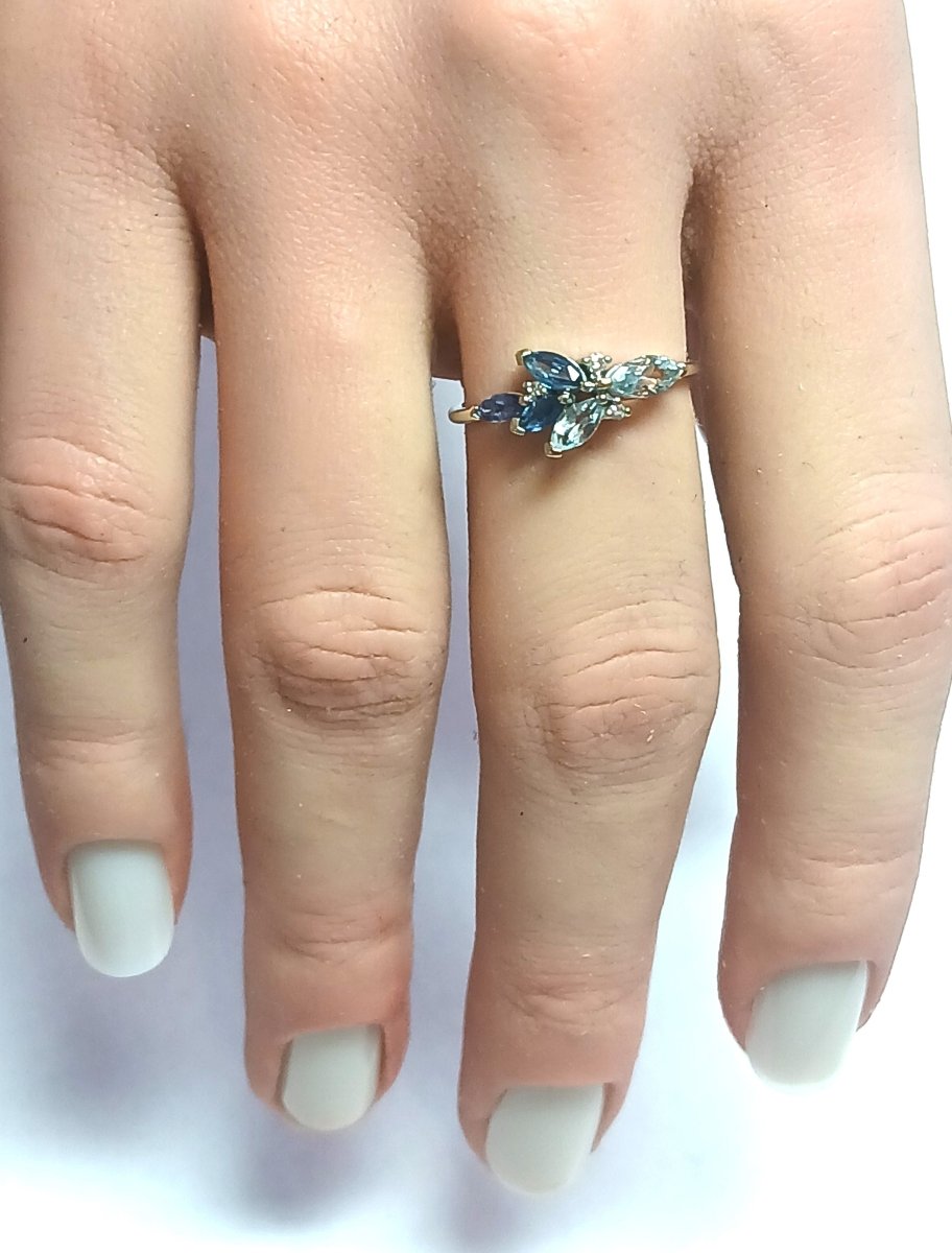 Bague Marguerite en or blanc, aigues - marines, et saphirs - Castafiore