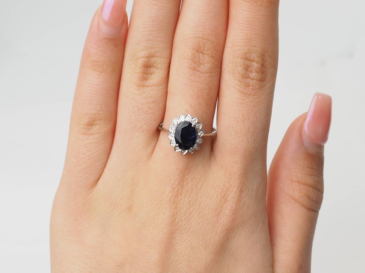 Bague marguerite en or blanc, diamants et saphir ovale - Castafiore