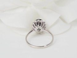 Bague marguerite en or blanc, diamants et saphir ovale - Castafiore