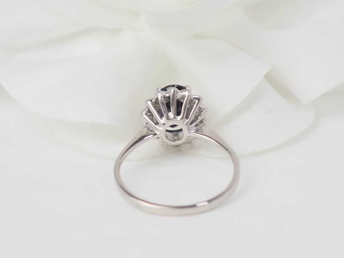Bague marguerite en or blanc, diamants et saphir ovale - Castafiore