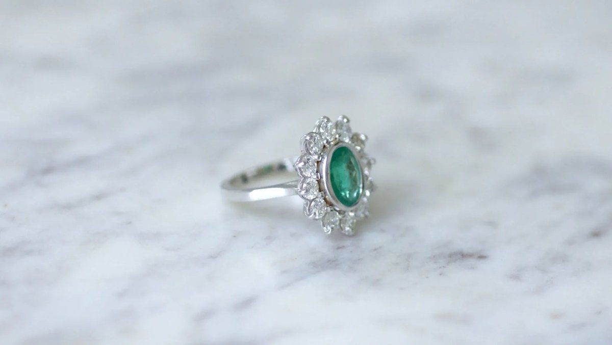 Bague Marguerite en or blanc, émeraude et diamants - Castafiore