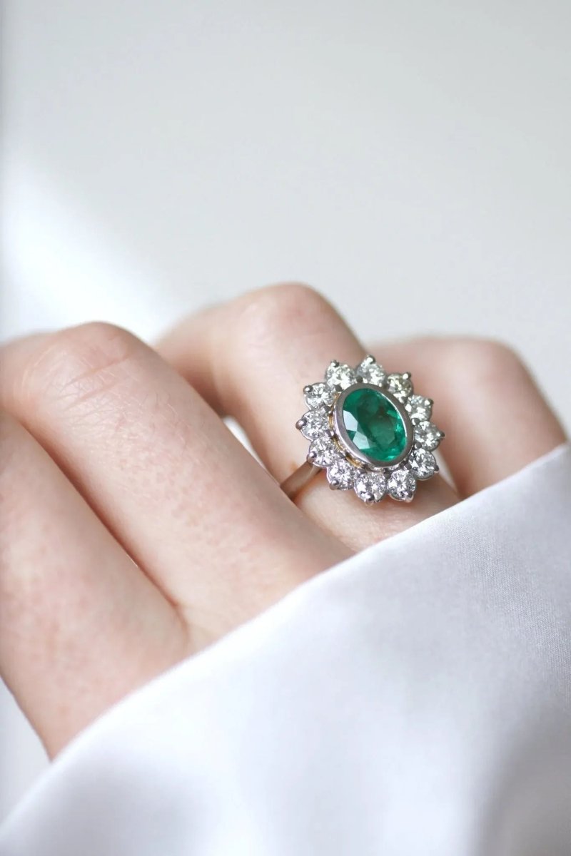 Bague Marguerite en or blanc, émeraude et diamants - Castafiore