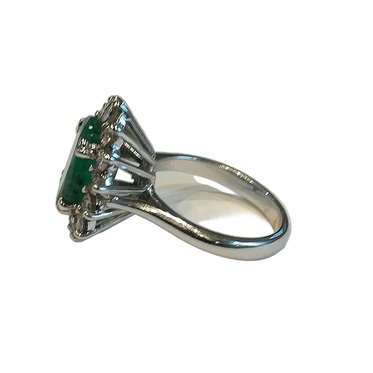 Bague Marguerite en or blanc, émeraude et diamants - Castafiore