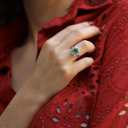 Bague Marguerite en or blanc, émeraude et diamants - Castafiore