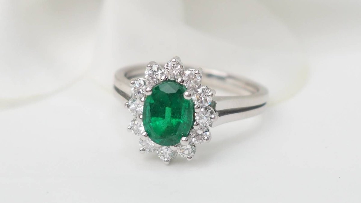Bague marguerite en or blanc émeraude et diamants - Castafiore