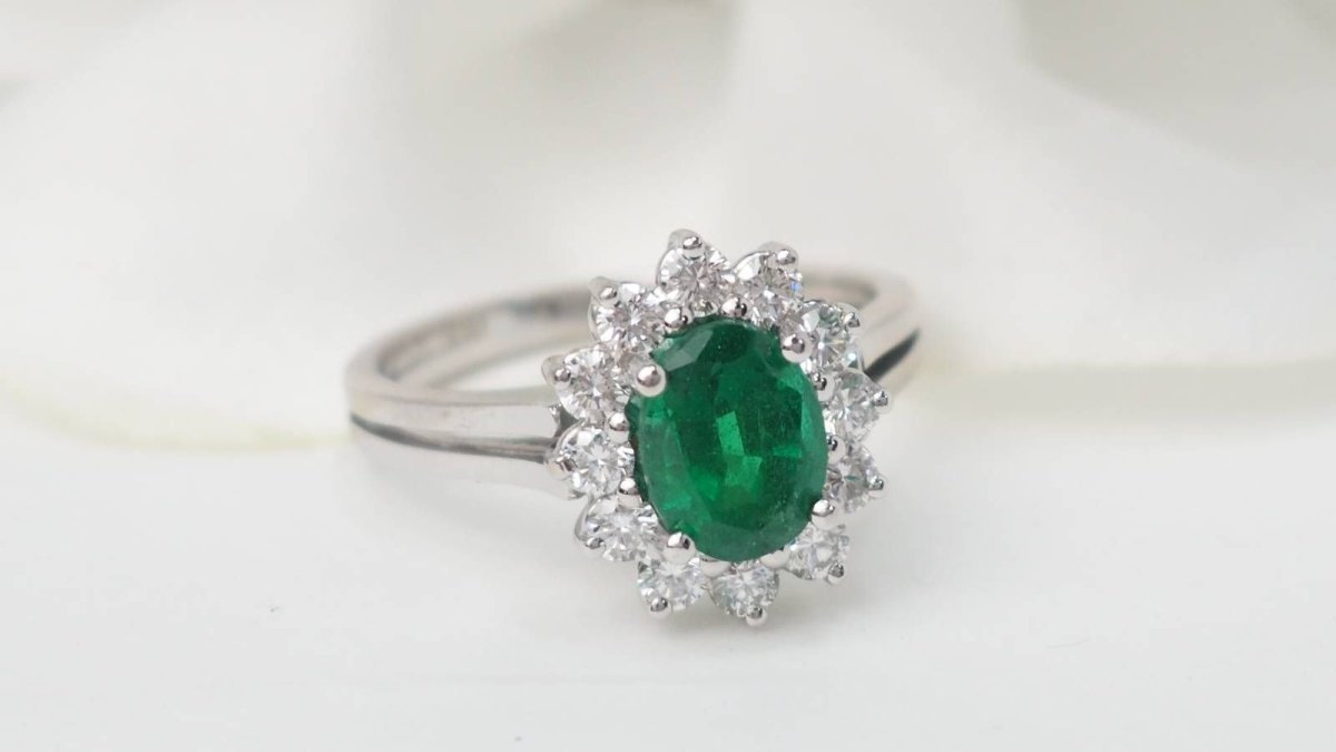 Bague marguerite en or blanc émeraude et diamants - Castafiore