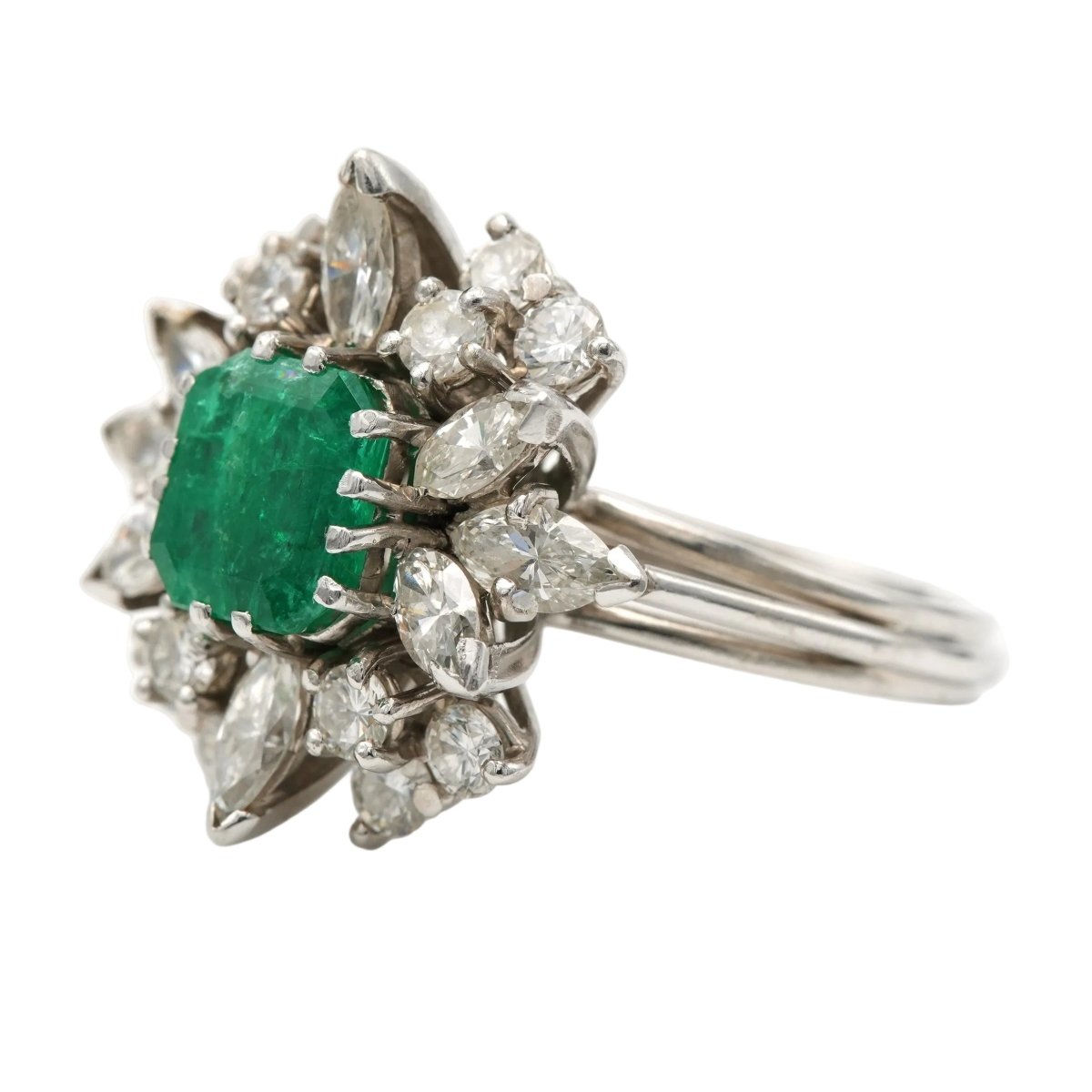 Bague Marguerite en or blanc, émeraude et diamants - Castafiore
