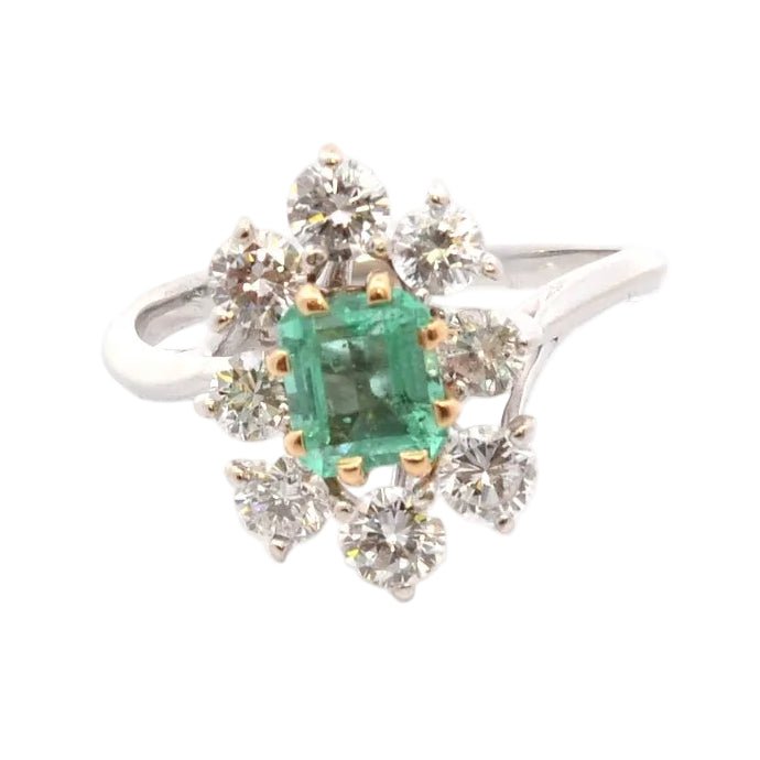 Ring emerald and diamonds in 18k gold