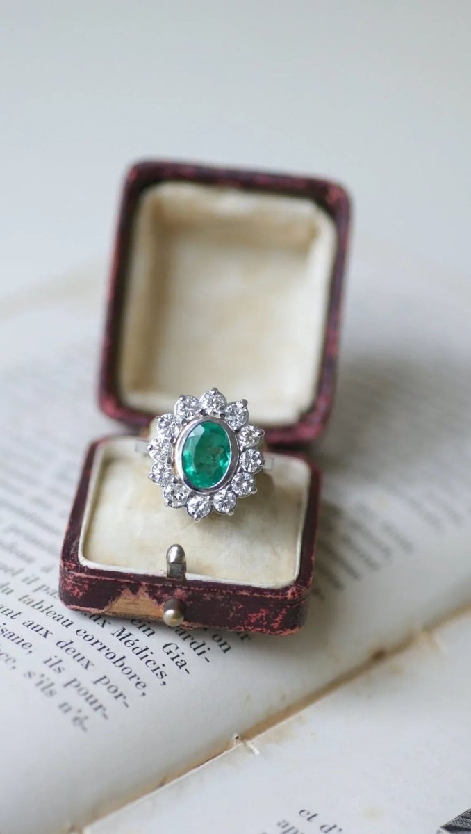 Bague Marguerite en or blanc, émeraude et diamants - Castafiore