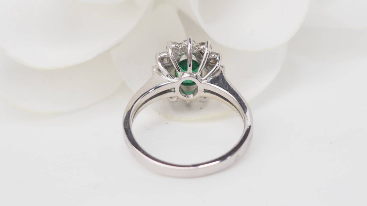 Bague marguerite en or blanc émeraude et diamants - Castafiore
