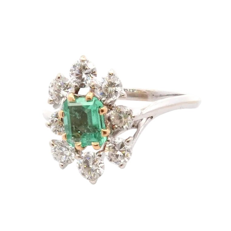 Ring emerald and diamonds in 18k gold