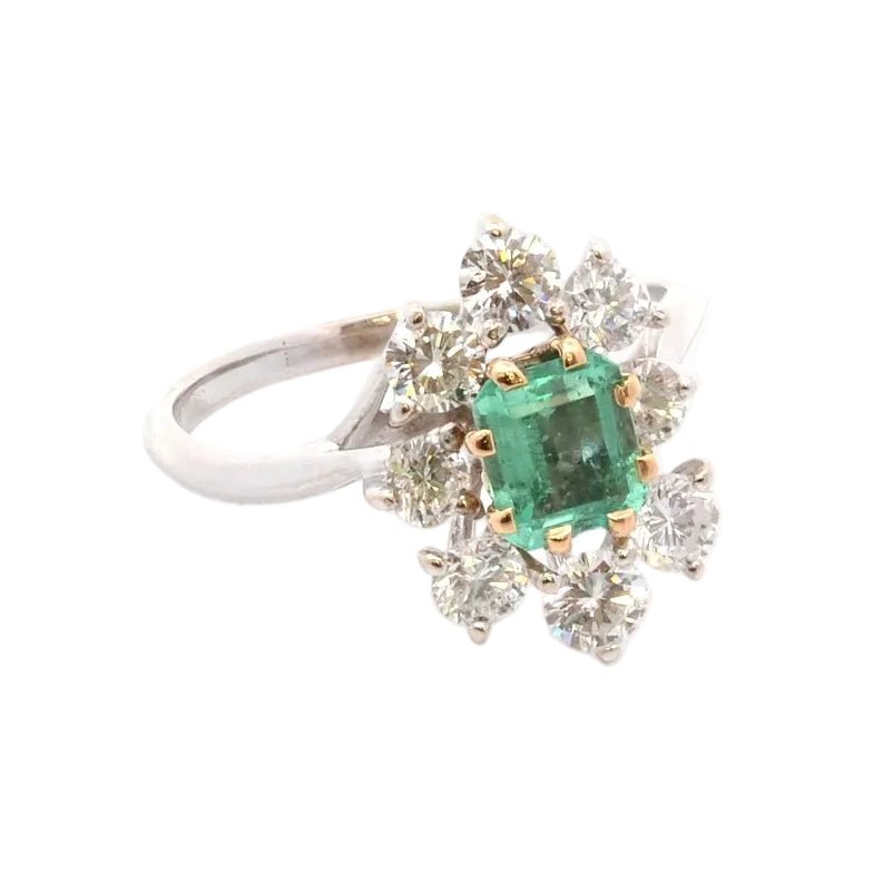 Ring emerald and diamonds in 18k gold